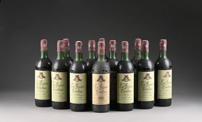 six bouteilles de vin sont alignées sur une table