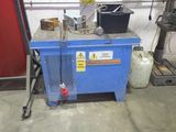 une machine bleue qui se trouve dans un garage