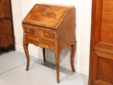 un petit bureau en bois surmonté d'un tiroir
