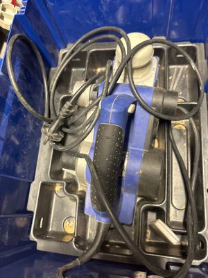 une boîte bleue contenant des outils