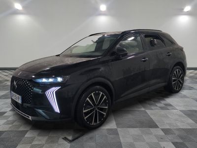 un 4x4 noir garé dans une pièce au sol en damier