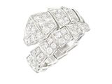 gros plan d'une bague en diamant sur fond blanc