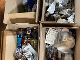 deux cartons remplis d'objets, posés par terre