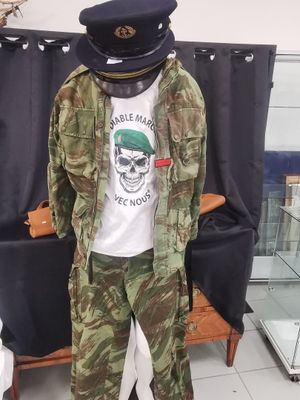 un mannequin vêtu d'un uniforme militaire et d'un chapeau