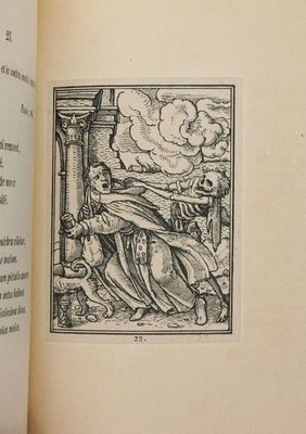 une image représentant un livre sur lequel figure l'image d'un homme tenant une épée