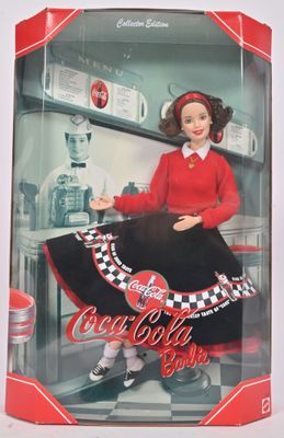 Poupée Barbie Coca-Cola dans sa boîte, avec un pull rouge et une jupe noire