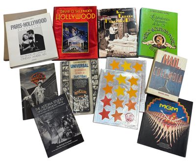 un grand nombre de livres posés sur une table