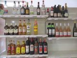 de nombreuses bouteilles d'alcool sur les étagères du magasin