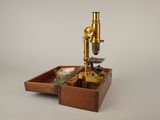 une boîte en bois sur laquelle est posé un microscope