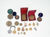 beaucoup de médailles et d'autres objets posés sur la table