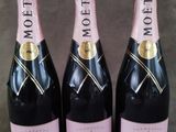 trois bouteilles de champagne Moët & Chandon posées sur une table