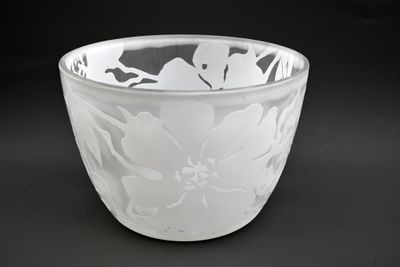 un bol en verre blanc orné d'un motif floral