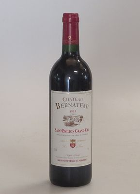 une bouteille de vin posée sur une table