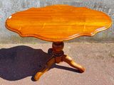 une petite table en bois avec un plateau en bois, posée sur un trottoir