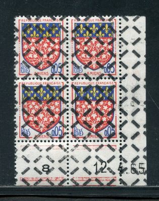 un gros plan d'un timbre sur lequel figure un blason