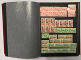 un livre dont la couverture est ornée de timbres