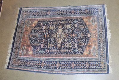 Le tapis posé au sol est très vieux et a besoin d'être nettoyé.