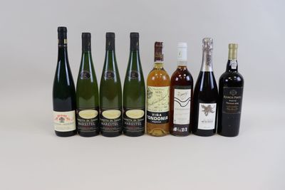 plusieurs bouteilles de vin sont alignées sur une surface blanche