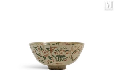 un bol orné d'un motif floral sur un fond blanc
