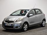 une photo d'une toyota yaris argentée garée sur un sol en damier