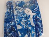 un gros plan sur une chemise bleue et blanche ornée d'un oiseau