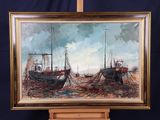 une peinture à l'huile représentant des bateaux dans un port, posée sur un chevalet en bois