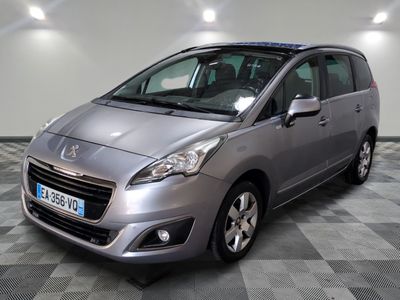 la petite voiture argentée est garée dans une grande pièce