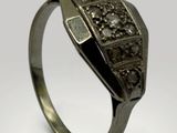 une bague ancienne en argent, ornée d'un diamant serti au centre