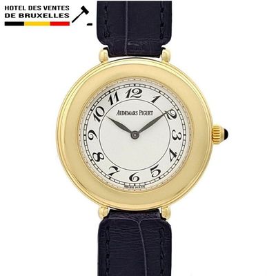 une image d'un gros plan d'une montre-bracelet avec des chiffres romains