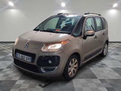 la petite voiture est garée sur un sol en damier dans le garage