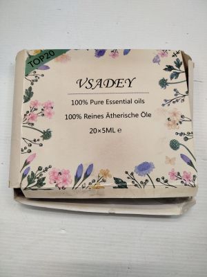 un gros plan sur une boîte de savon décorée de fleurs