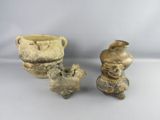 trois pièces de poterie posées les unes à côté des autres sur une table
