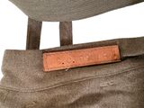 le dos d'un sac marron orné d'une étiquette en cuir