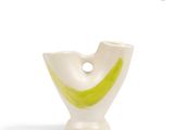 un vase blanc orné d'une bande jaune