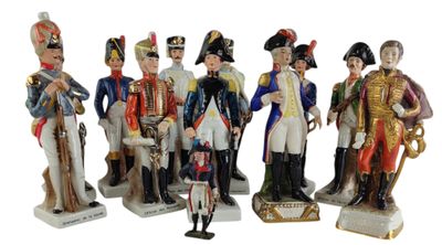 seven figurines of different sizes and colors of soldiers