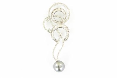 un gros plan d'un collier orné d'une perle sur fond blanc