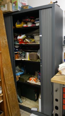 une grande armoire de rangement dans un coin de la pièce