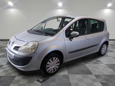 la photo d'une petite voiture argentée garée dans un garage
