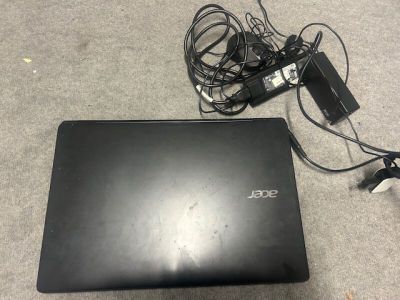 Un ordinateur portable ACER E5-721 series (avec chargeur). O…