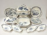 un assortiment d'assiettes et de plats en porcelaine bleue et blanche