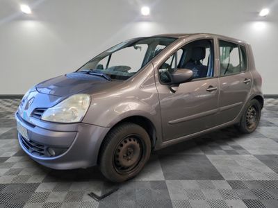 la photo d'une petite voiture garée dans un garage