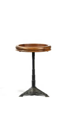 une petite table en bois avec un piètement en métal et un plateau en bois