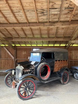 deux vieilles voitures garées dans un garage