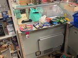 un comptoir dans un magasin sur lequel sont disposés de nombreux produits alimentaires