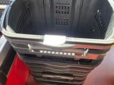 un panier noir posé sur une table