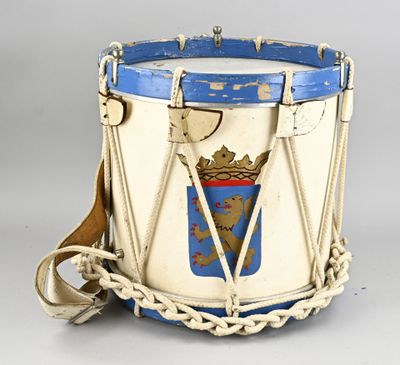 un vieux tambour orné d'un motif bleu et blanc