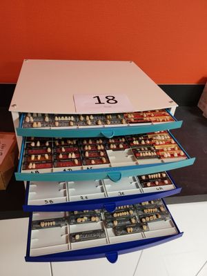 une pile de boîtes contenant différents types de dents