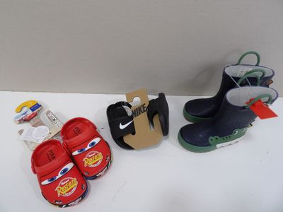 Plusieurs paires de chaussures sont alignées sur une table blanche