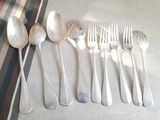 beaucoup de cuillères en argent et de cuillères sur une table