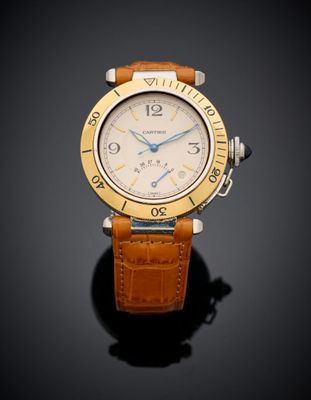 gros plan d'une montre sur une surface noire avec un fond noir